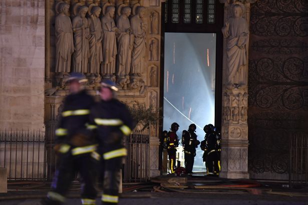Petugas pemadam kebakaran berusaha memadamkan api di katedral Notre Dame