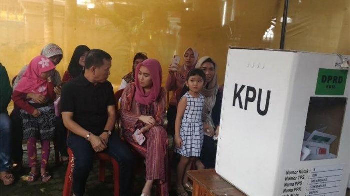 Keluarga Ayu Ting Ting memberikan hak suaranya pada Pemilu 2019 