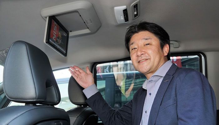 Presiden Direktur Nissan Motor Indonesia Isao Sekiguchi, pamer roof monitor 11 inci All New Nissan Serena
