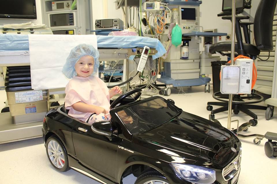 Hilangkan Ketakutan, Rumah Sakit Ini Beri Pasien Kecil Mobil Mini untuk Dikendarai Menuju Ruang Operasi