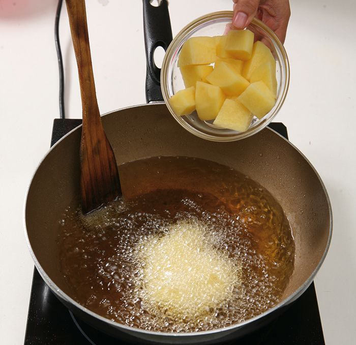 Menggoreng kentang untuk perkedel