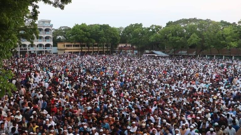 Ribuan orang memadati Feni, kota kelahiran Nusrat untuk pemakamannya.