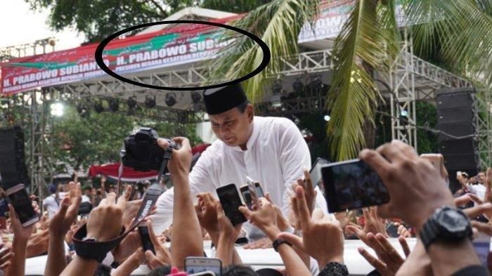 Spanduk itu bertuliskan : 'H Prabowo Subianto Presiden Negara Kesatuan Republik Indonesia'.