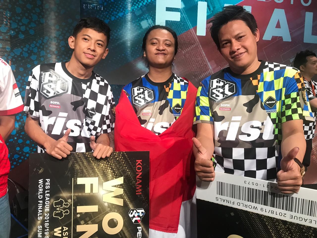 Tim esports Pro Evolution Soccer (PES) Indonesia (Faidan, Lucky, Reza) berpose setelah menjuarai  PES League 2019 Asia Regional Final dan merebut tiket Piala Dunia di Museum Sepak Bola Jepang , Minggu (21/4/2019).