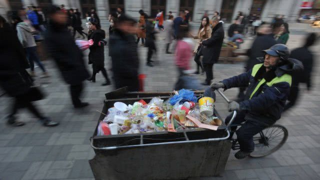 Zhao juga terlahir dari keluarga miskin 