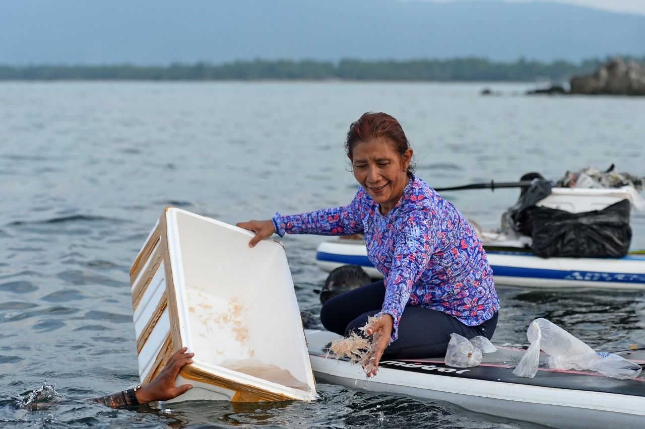 Menteri Kelautan dan Perikanan Susi Pudjiastuti memimpin pelepasliaran benih lobster ilegal yang akan diselundupkan dari Jambi senilai Rp 37 miliar di Jambi, Jumat (19/4/2019).