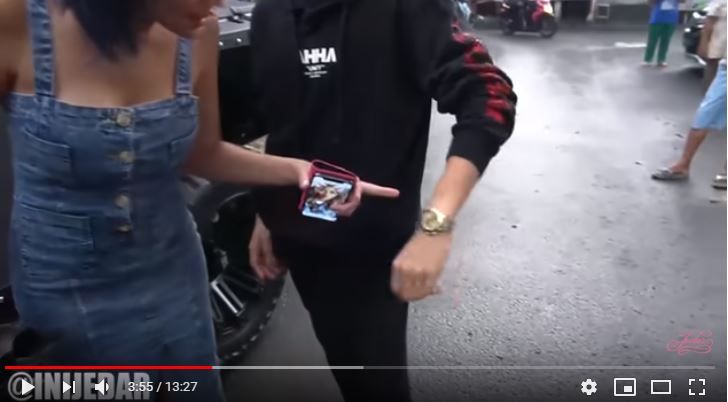 Tangkap Layar Youtube: Jessica Iskandar menunjukkan jam tangan Rolex milik  Atta Halilintar