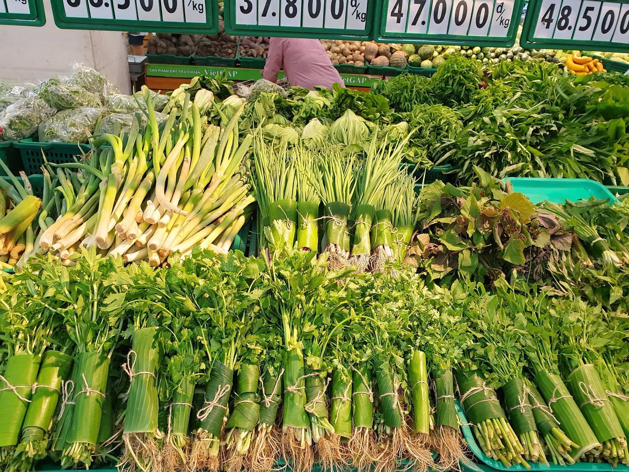 Supermarket di Vietnam mulai mengganti pembungkus plastik menggunakan daun pisang.