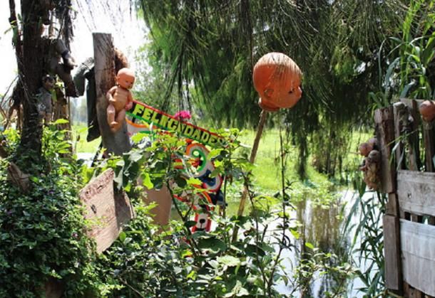Boneka-boneka yang tergantung di pohon di Pulau Boneka