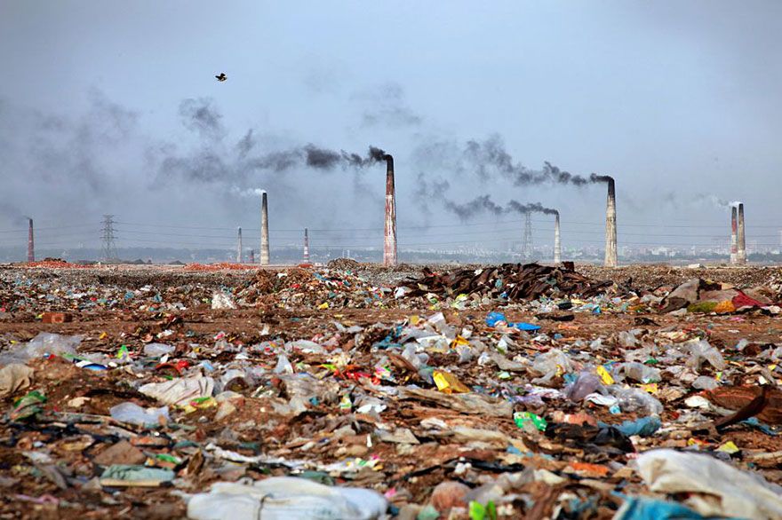 Tempat pembakaran sampah di Bangladesh