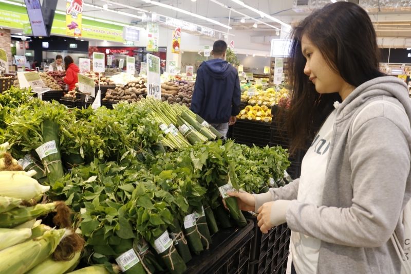 Supermarket di Vietnam mulai mengganti pembungkus plastik menggunakan daun pisang.