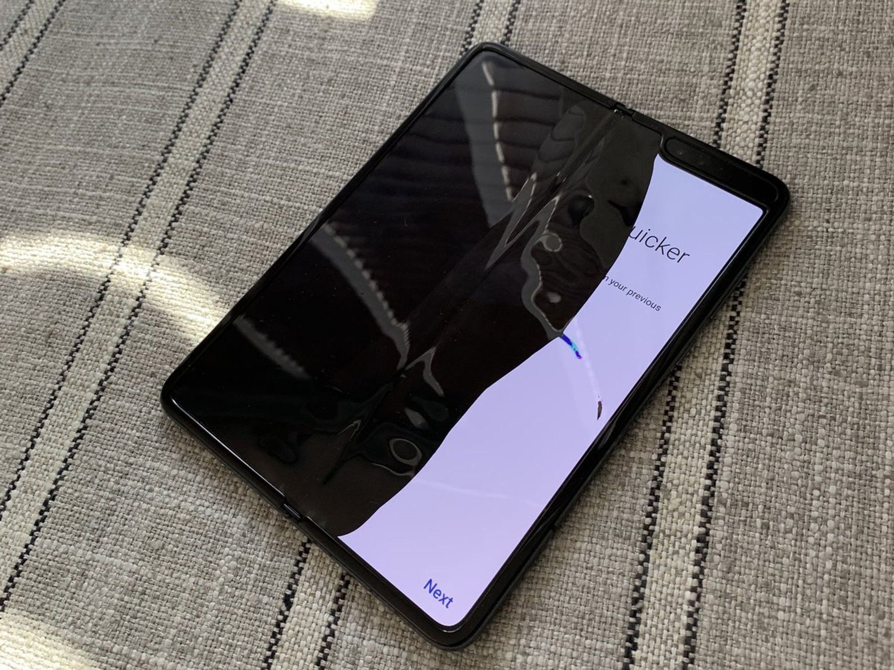 Salah satu kerusakan layar Galaxy Fold mlik jurnalis Bloomberg Mark Gurman