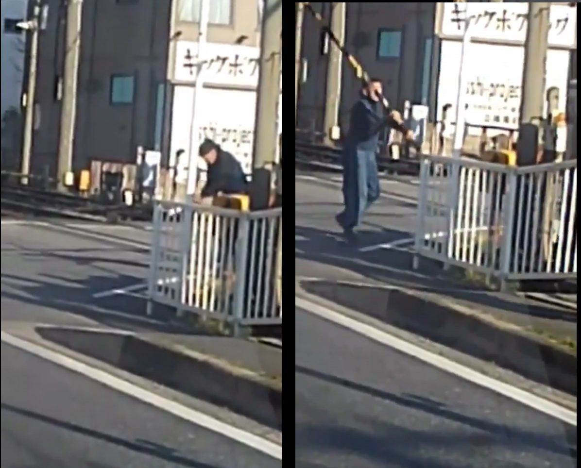 Screenshot video pria menggergaji palang pintu kereta api di Jepang.