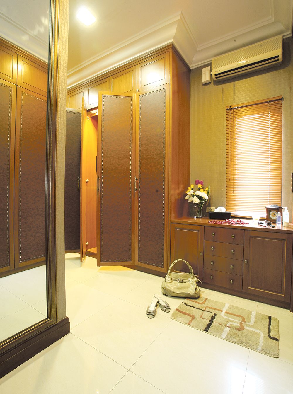 Jika Anda penggemar nuansa klasik, melapisi pintu lemari dengan bahan kulit dapat memberikan kesan klasik yang mewah dan elegan.