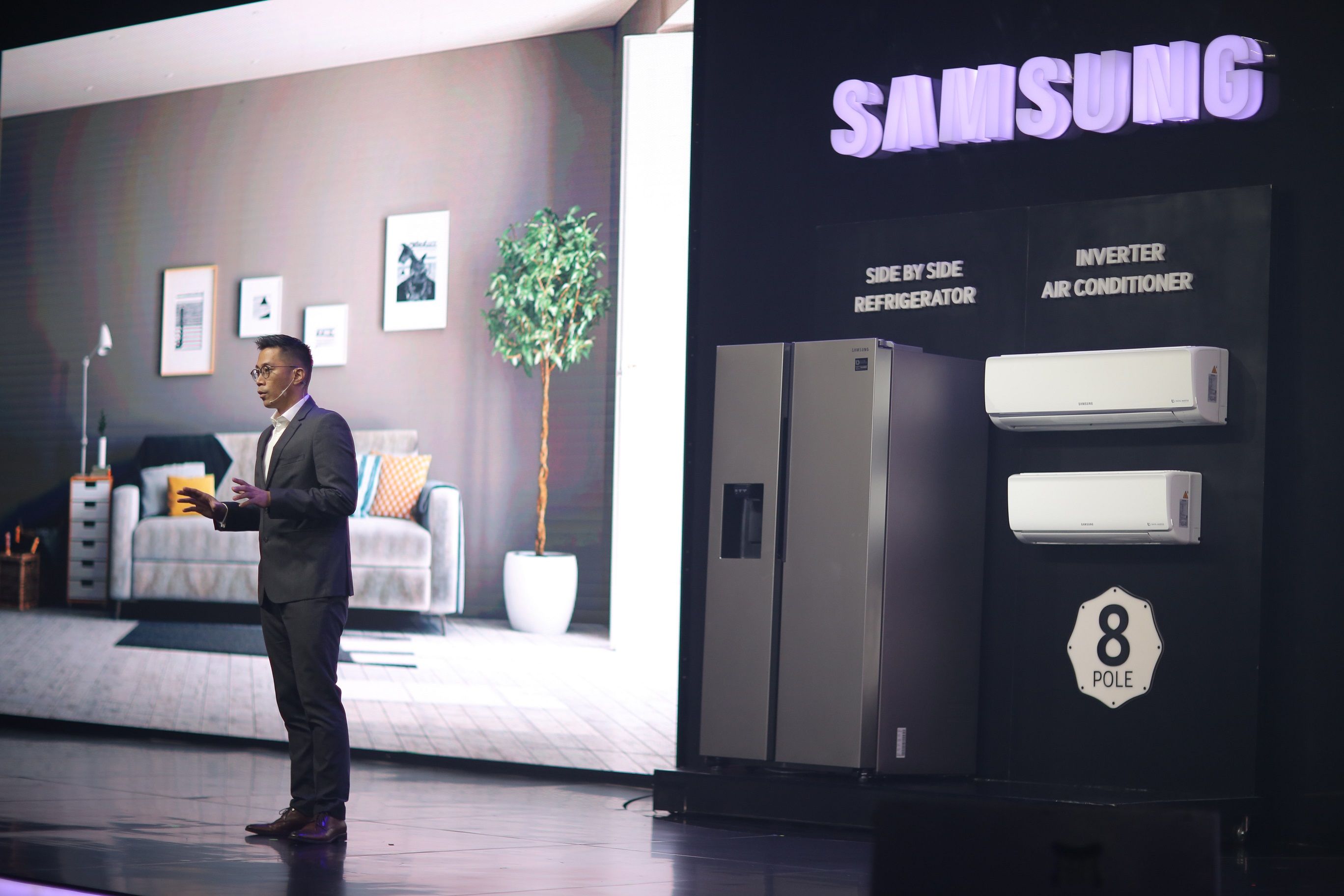 Michael Adisuhanto, Senior Product Marketing Manager Digital Appliances, Samsung Electronics Indonesia menjelaskan fitur terbaru produk Kulkas Samsung Side by Side dengan SpaceMax™ dan AC Inverter dengan Digital Inverter 8 Pole di Indonesia.