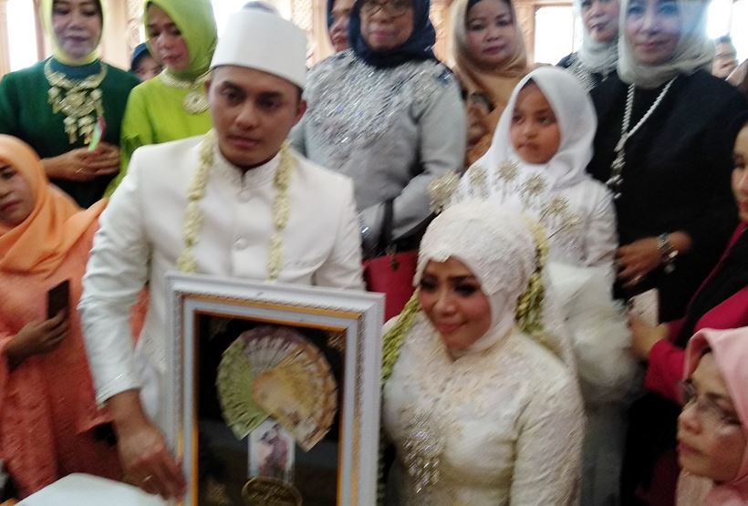 Pernikahan Muzdalifah dan Fadel Islami di kediamannya di Jalan Adi Sucipto, Tangerang, Jumat (26/4/2019).