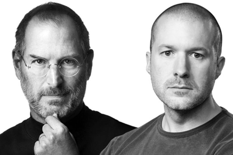 Steve Jobs (kiri) dan Jony Ive (Kanan) adalah dua sosok yang membawa kesuksesan Apple hingga saat ini