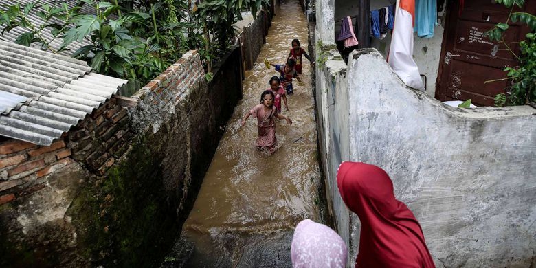 Sungai Ciliwung di sekitar Jalan Raya Kalibata meluap dan menyebabkan banjir yang merendam rumah warga di Kalibata, Jakarta Selatan, Jumat (26/4/2019). 