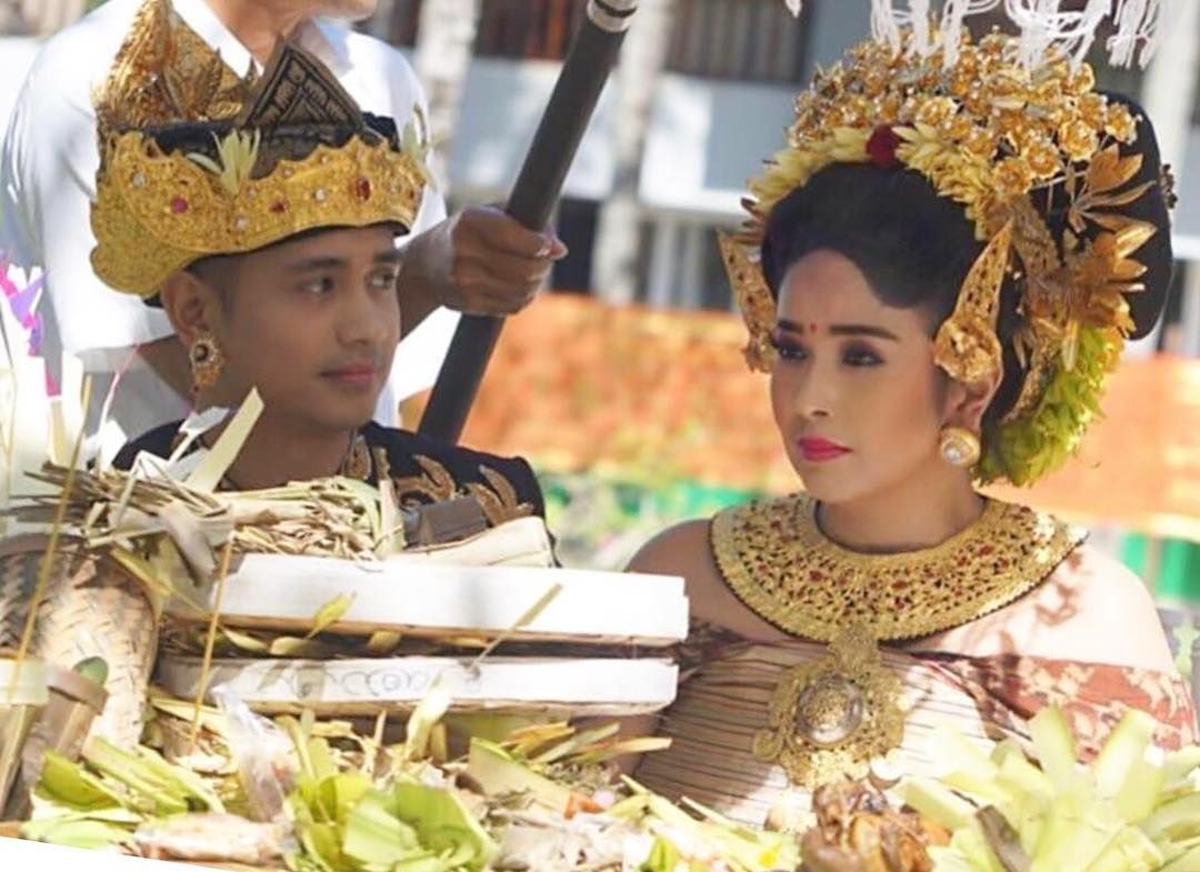 Ajun perwira dan Jennifer Jill Supit menikah dengan adat Bali