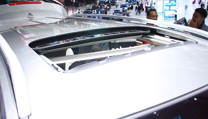 Sebagai varian termahal, Wuling Cortez CT mengaplikasikan fitur electric sunroof