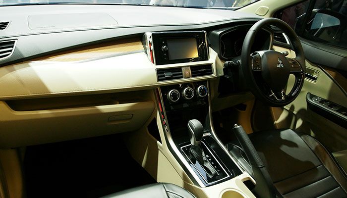 Tampang interior depan Mitsubishi Xpander Limited