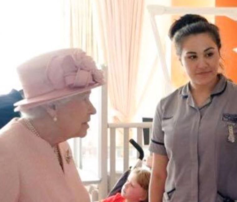 Lucy bertemu Ratu Elizabeth II pada 2016 bulan sebelum kematiannya.