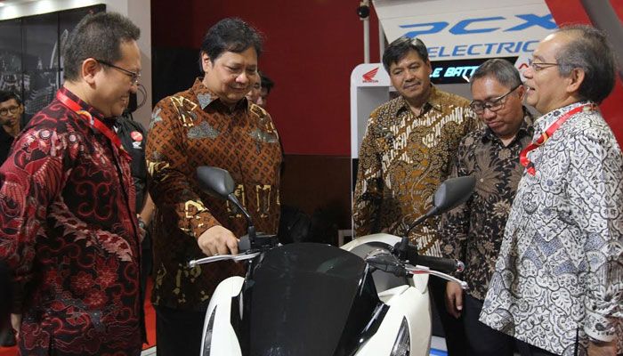 Menteri Perindustrian Airlangga Hartarto saat melihat motor listrik Honda PCX Electric