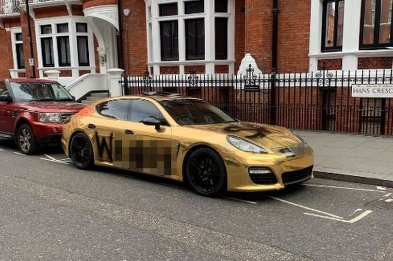 Porsche cat emas milik Lak Sira yang dicorat-coret dengan kata-kata kasar