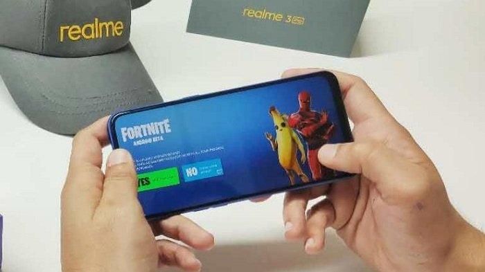 CEO Realme, Madhav Seth, sedang mencoba Fortnite di Realme 3 Pro