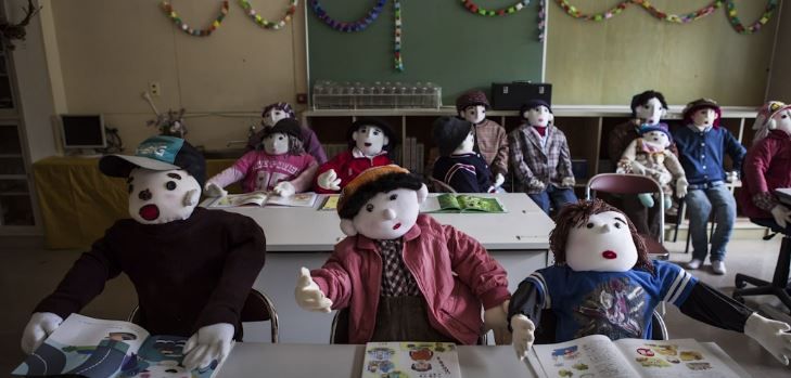 Ratusan boneka buatan tangan Ayano Tsukimi yang memenuhi gedung sekolah dasar Lembah Nagaro.