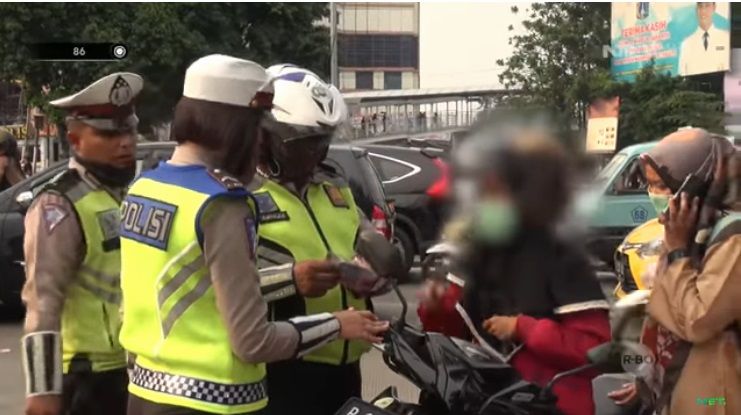 Screenshot video wanita yang mengolok polisi lantas
