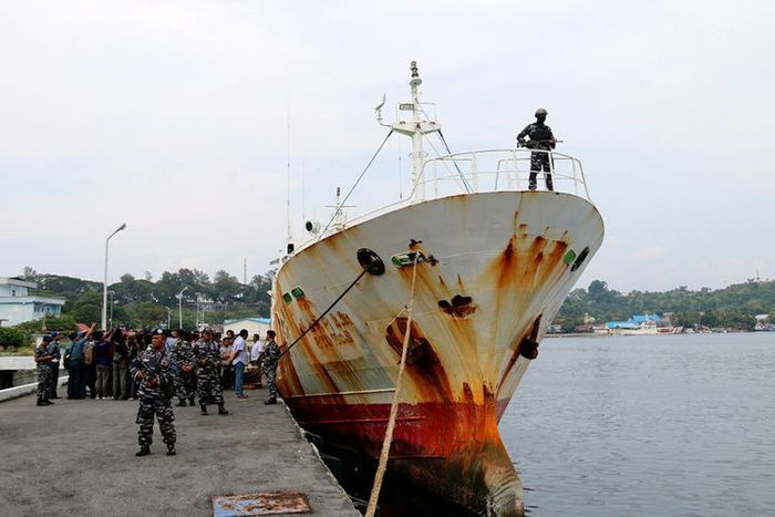 Kapal asing buronan Interpol berbendera Togo, Afrika, yang berhasil ditangkap TNI AL Lanal Sabang di perairan laut Aceh, ditunjukkan kepada wartawan, Sabtu (7/4/2018). Dalam kapal STS-50 Sea Breeze Andrey Dolgov STD No 2 itu TNI AL Lanal Sabang juga mengamankan 30 orang anak buah kapal (ABK) di anta