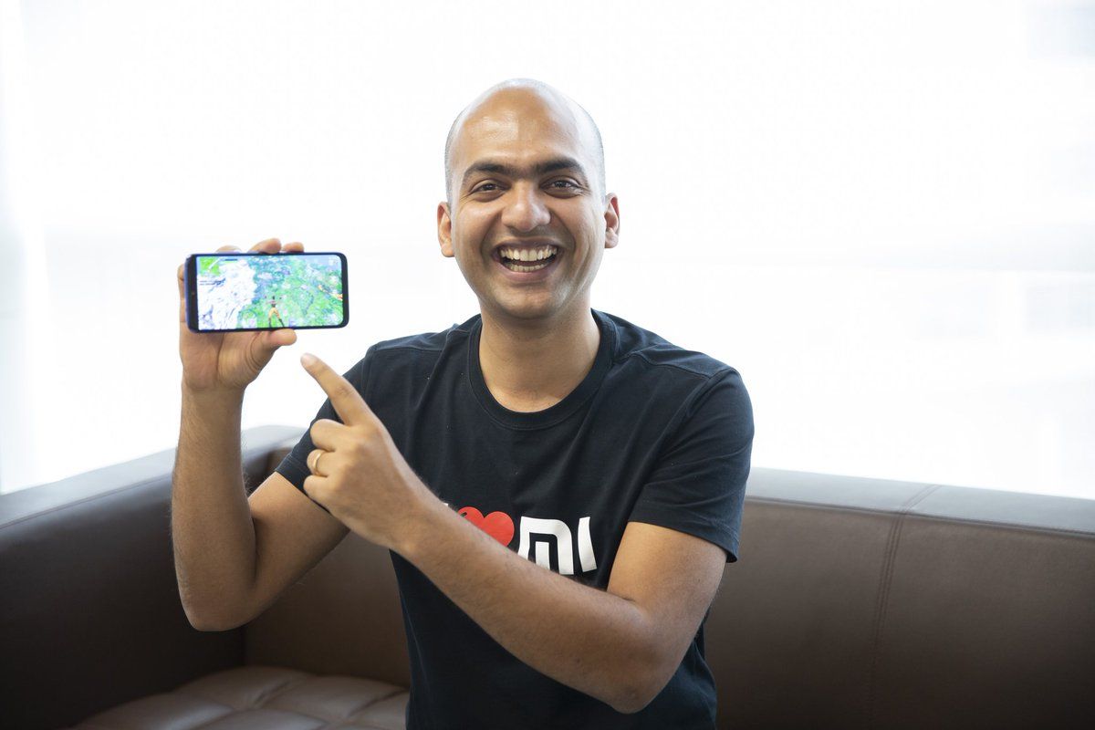 VP Xiaomi, Manu Kumar Jain memamerkan Fortnite di Redmi Note 7 Pro