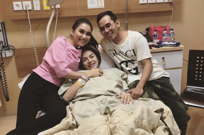 Ayu Ting TIng jenguk Nikita Mirzani usai melahirkan.