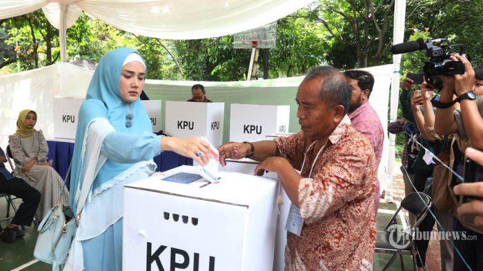 NYOBLOS - Mulan Jameela memberikan hak suaranya di TPS 049, Rw 08 Kelurahan Pondok Pinang, Kecamatan Kebayoran Lama, Jakarta selatan, Rabu (17/4/2019). 