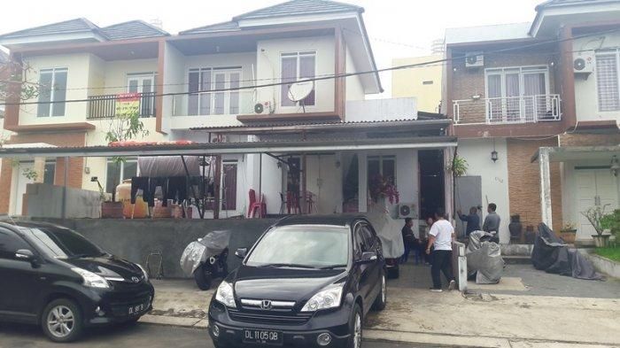 Suasana rumah Bupati Talaud Sri Wahyumi di Tamansari Manado pasca tertangkap oleh KPK dan ditetapkan sebagai tersangka, Rabu (1/5/2019).