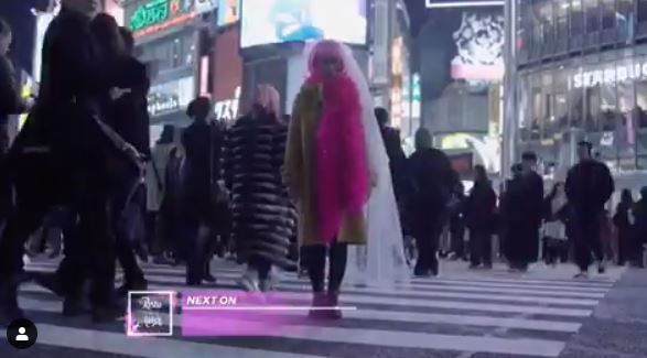 Syahrini berdandan ala badut dan berjalan-jalan di kota Tokyo