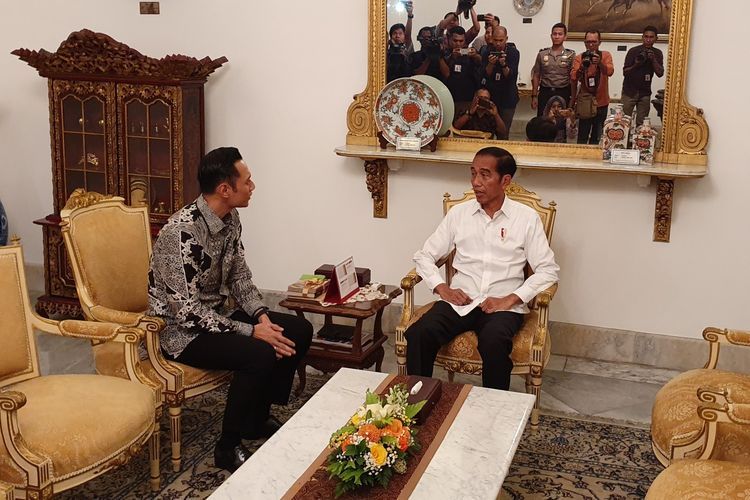 Presiden Joko Widodo dan Komandan Kogasma Partai Demokrat Agus Harimurti Yudhoyono di Istana Merdeka, Jakarta, Kamis (2/5/2019).