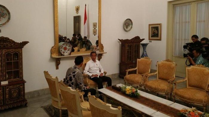 Komandan Kogasma Partai Demokrat, Agus Harimurti Yudhoyono (AHY) saat berbincang dengan Presiden Joko Widodo (Jokowi) di Istana Kepresidenan Jakarta, Kamis (2/5/2019) sore. 