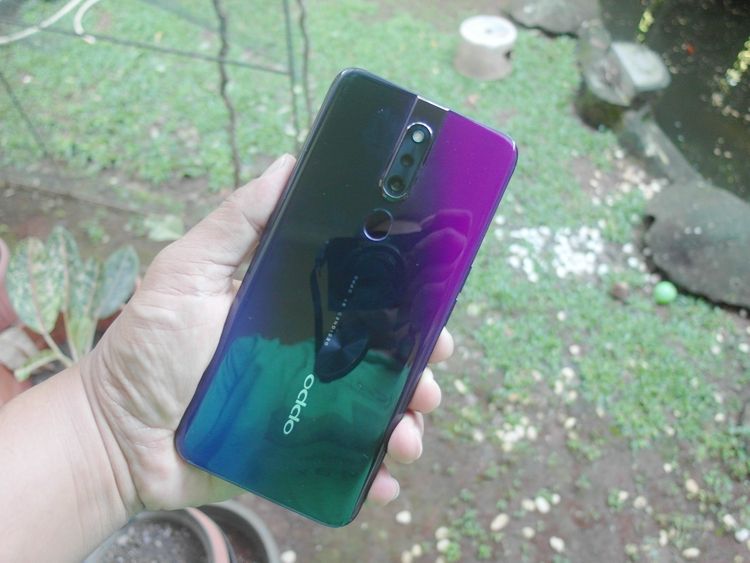 Gradasi warna bodi belakang  Oppo F11 Pro