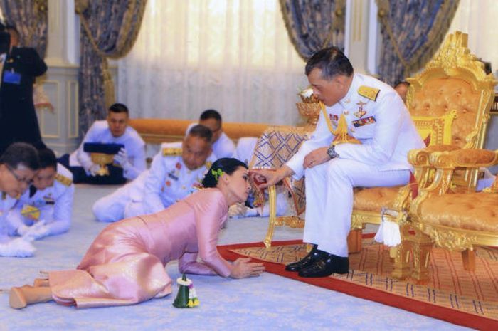 Sebelum Naik Tahta Raja Thailand Ini Jadikan Pengawalnya Sebagai Ratu Semua Halaman Grid Id