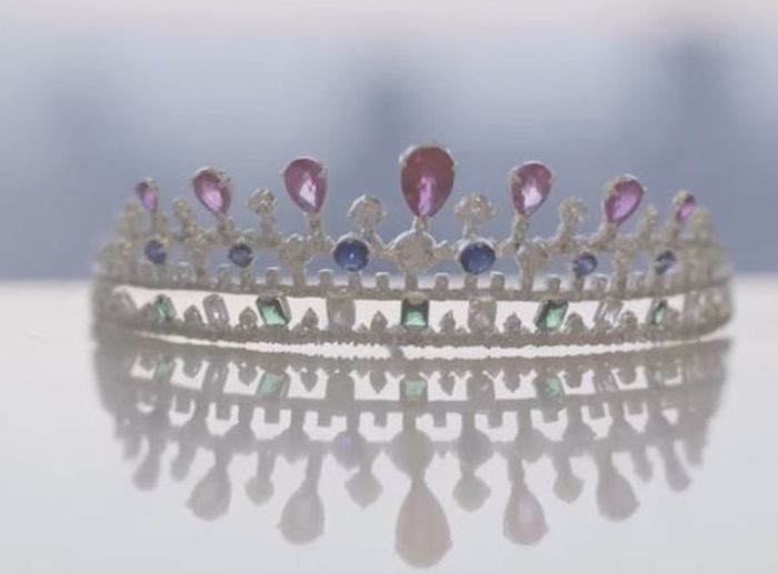 Mahkota mewah yang dipakai Syahrini saat resepsi pernikahan rancangan desainer Rinaldy Yunardi