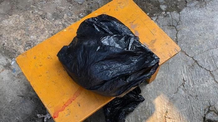 Plastik hitam yang dijadikan tempat untuk membungkus mayat bayi laki-laki yang ditemukan di Jalan Beting Remaja RT 02/RW 19 Kelurahan Tugu Utara, Kecamatan Koja, Jakarta Utara, Minggu (5/5). 