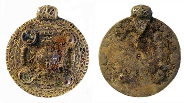 Liontin yang ditemukan oleh Tom Lucking terbuat dari emas.