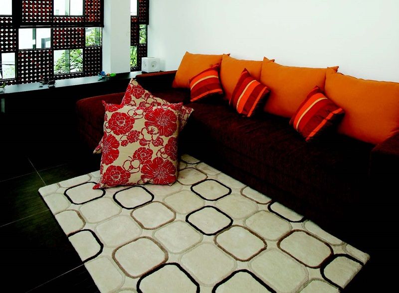 Untuk sofa yang dipakai di area yang banyak digunakan, pertimbangkan kekuatan bahannya.