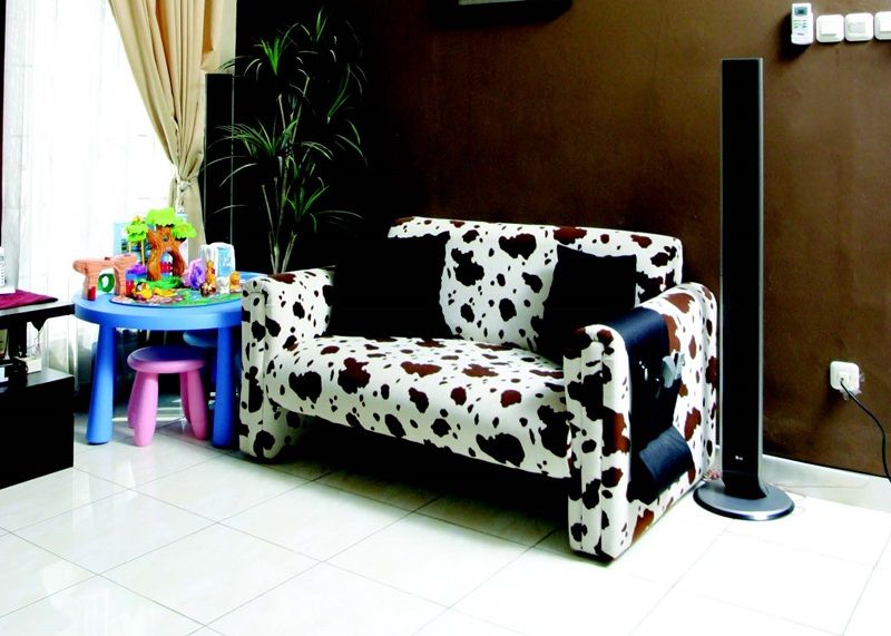 Selain motif, jenis bahan disesuaikan dengan penggunaan sofa per ruang.