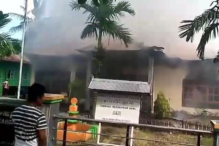 Pria ini bakar kantor desa sambil live Facebook