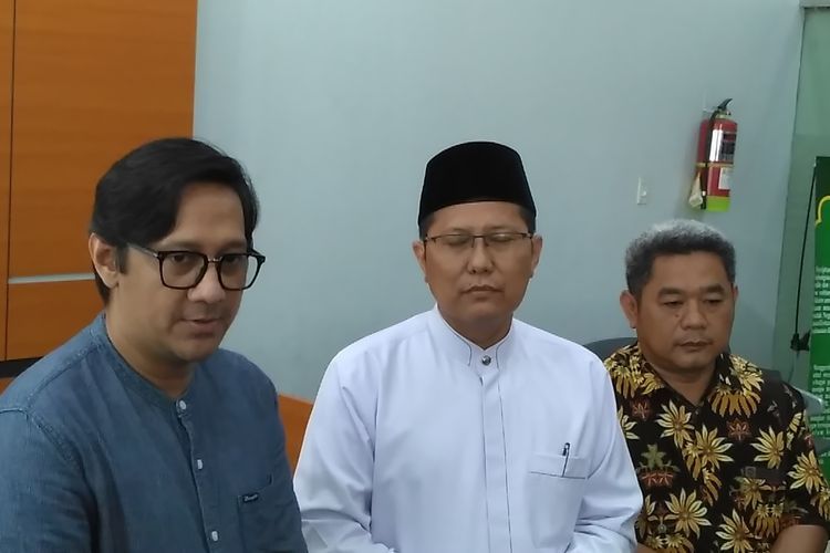 Andre Taulany didampingi Ketua Komisi Dakwah MUI Muhammad Cholil Nafis menyampaikan permintaan maaf atas dugaan penghinaan yang dilakukan olehnya di Kantor Pusat MUI, kawasan Menteng, Jakarta Pusat, Sabtu (4/5/2019).