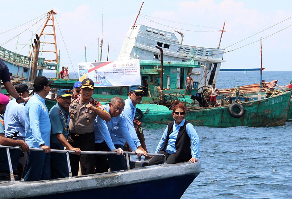 Menteri Kelautan dan Perikanan Susi Pudjiastuti (kanan) didampingi Wakil Kepala Staf Angkatan Laut Laksamana Madya TNI Wuspo Lukito (kedua kanan), Gubernur Kalimantan Barat Sutarmidji (ketiga kanan) dan Kapolda Kalbar Irjen Pol Didi Haryono (keempat kanan) berada di depan  kapal nelayan Vietnam.