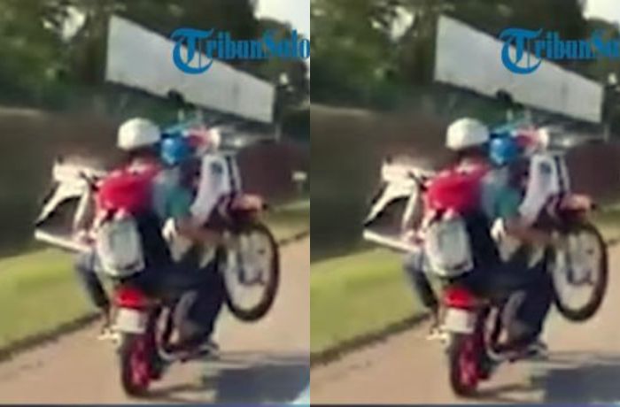 Bukannya Diderek, 2 Remaja Nekat Angkut Motor Mogok Menggunakan Sepeda Motor